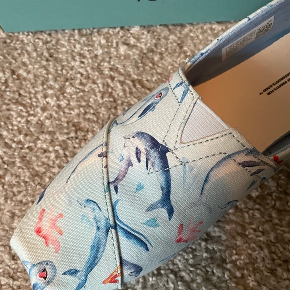 NWT Toms delicate blue, dolphin print, size 8 - Picture 8 of 8